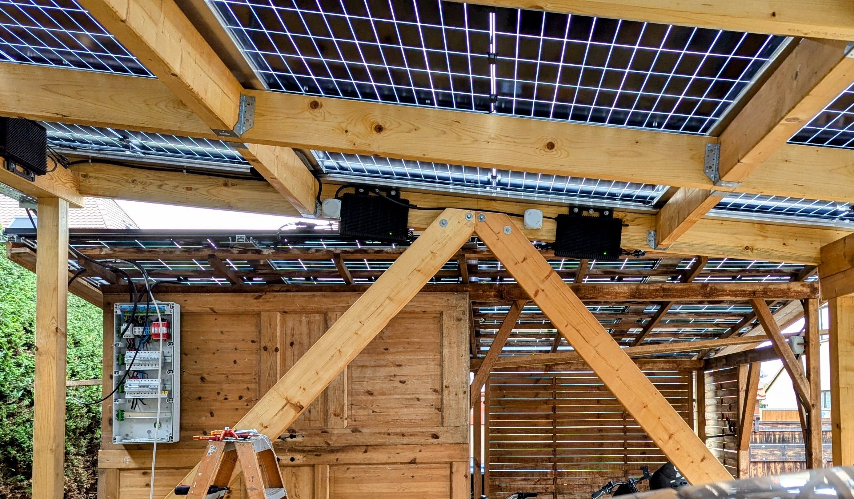 Solar-Carport bei unterschiedlichen Wetterbedingungen