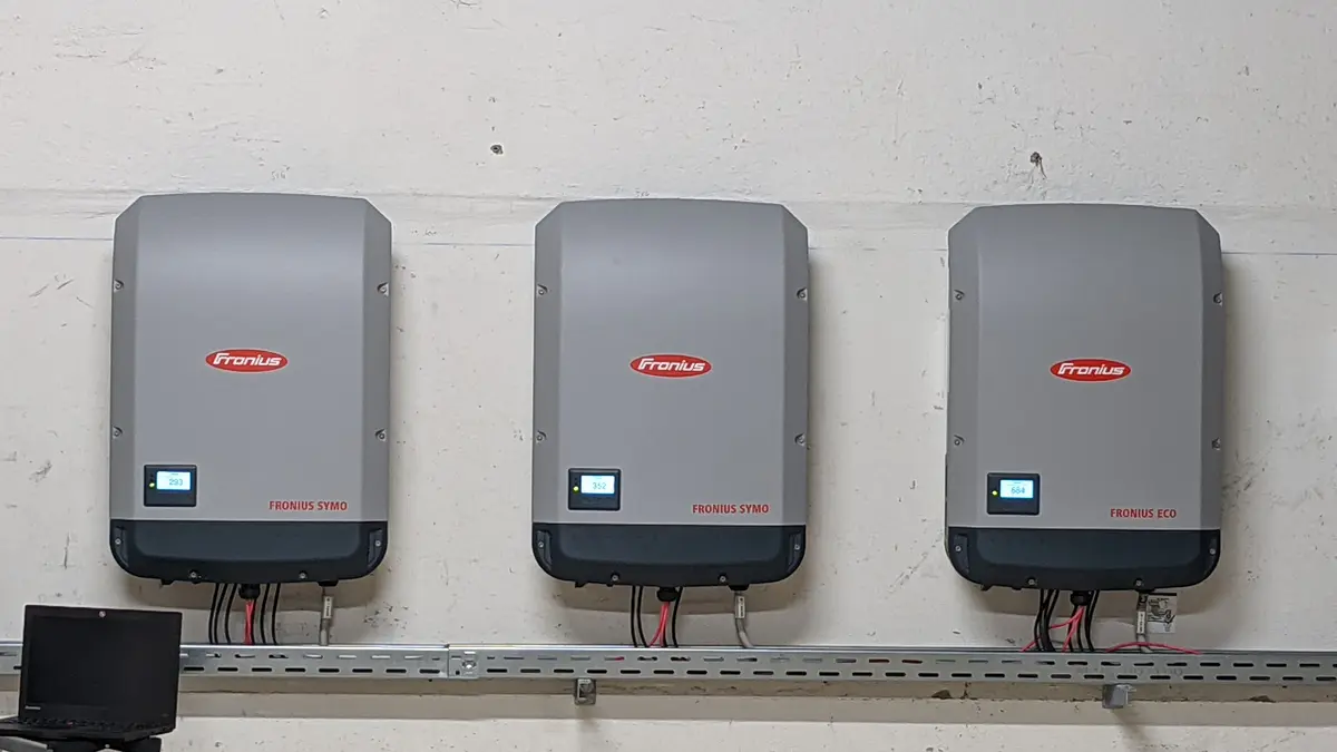 Installation einer Photovoltaikanlage auf einem Gewerbedach