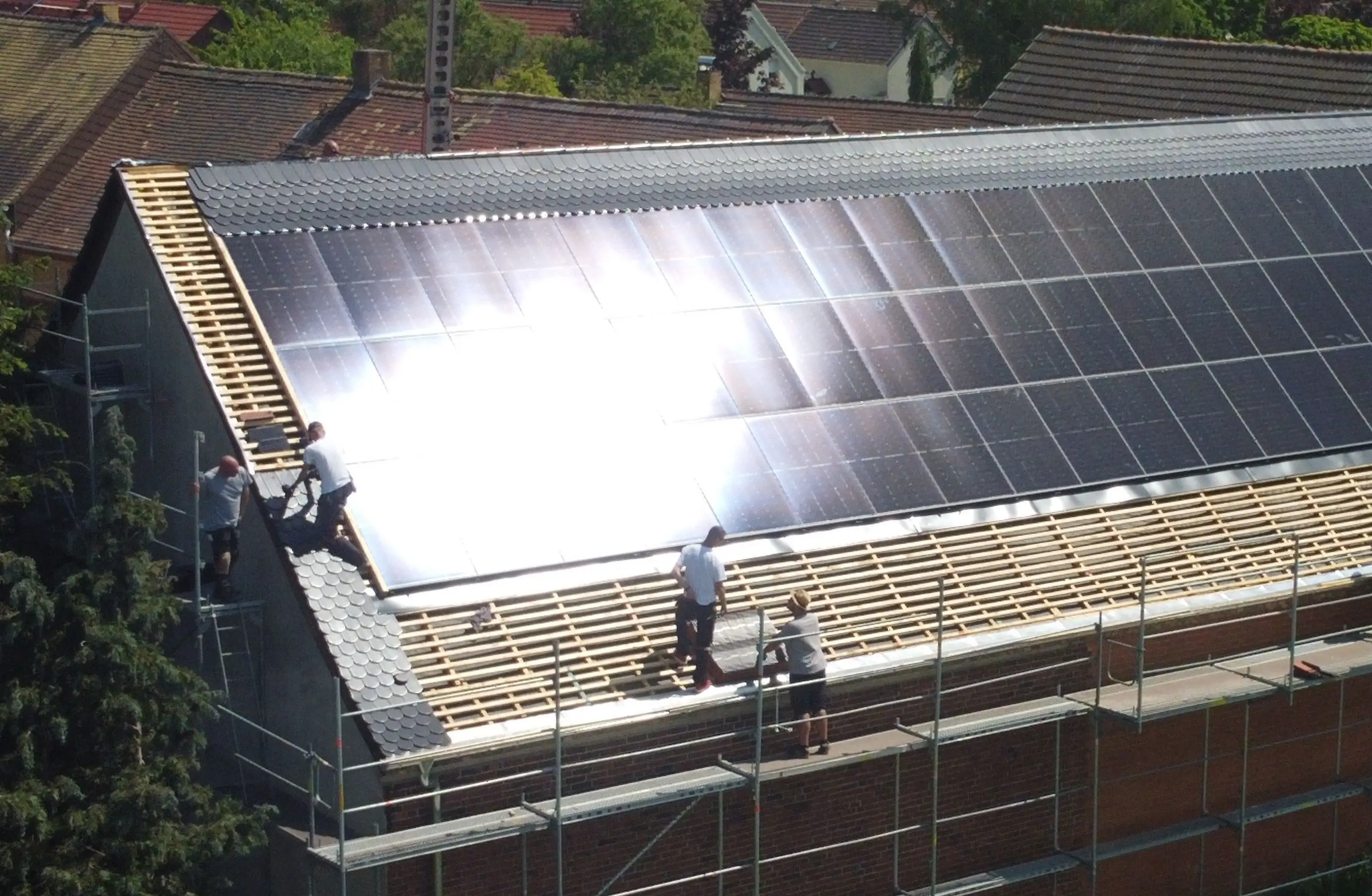 Indach-Photovoltaiksystem während der Montage